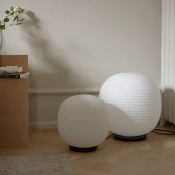 Lantern Globe bordslampa medium - Frosted white opal glass - New Works
