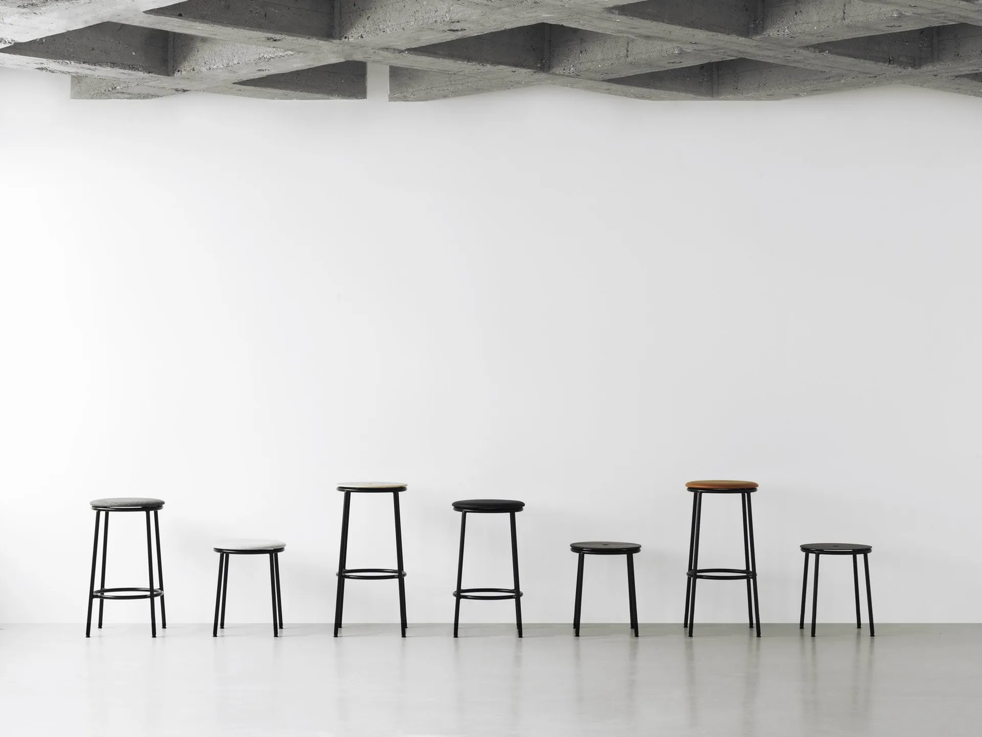 Circa barstol 65 cm, Svart ek Normann Copenhagen