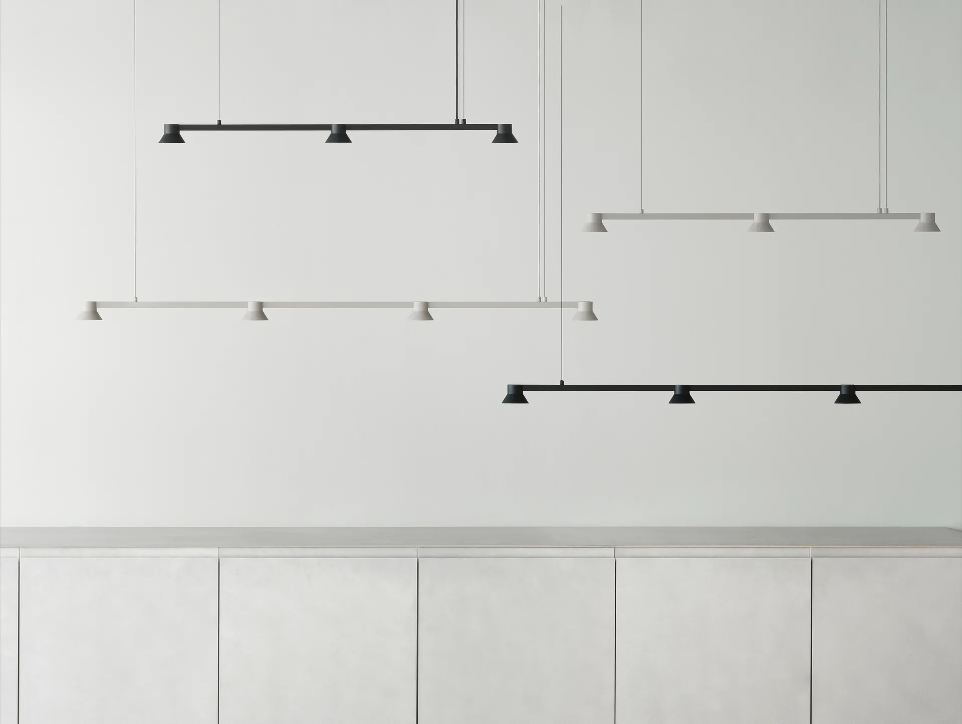 Hat taklampa linear liten, Black Normann Copenhagen