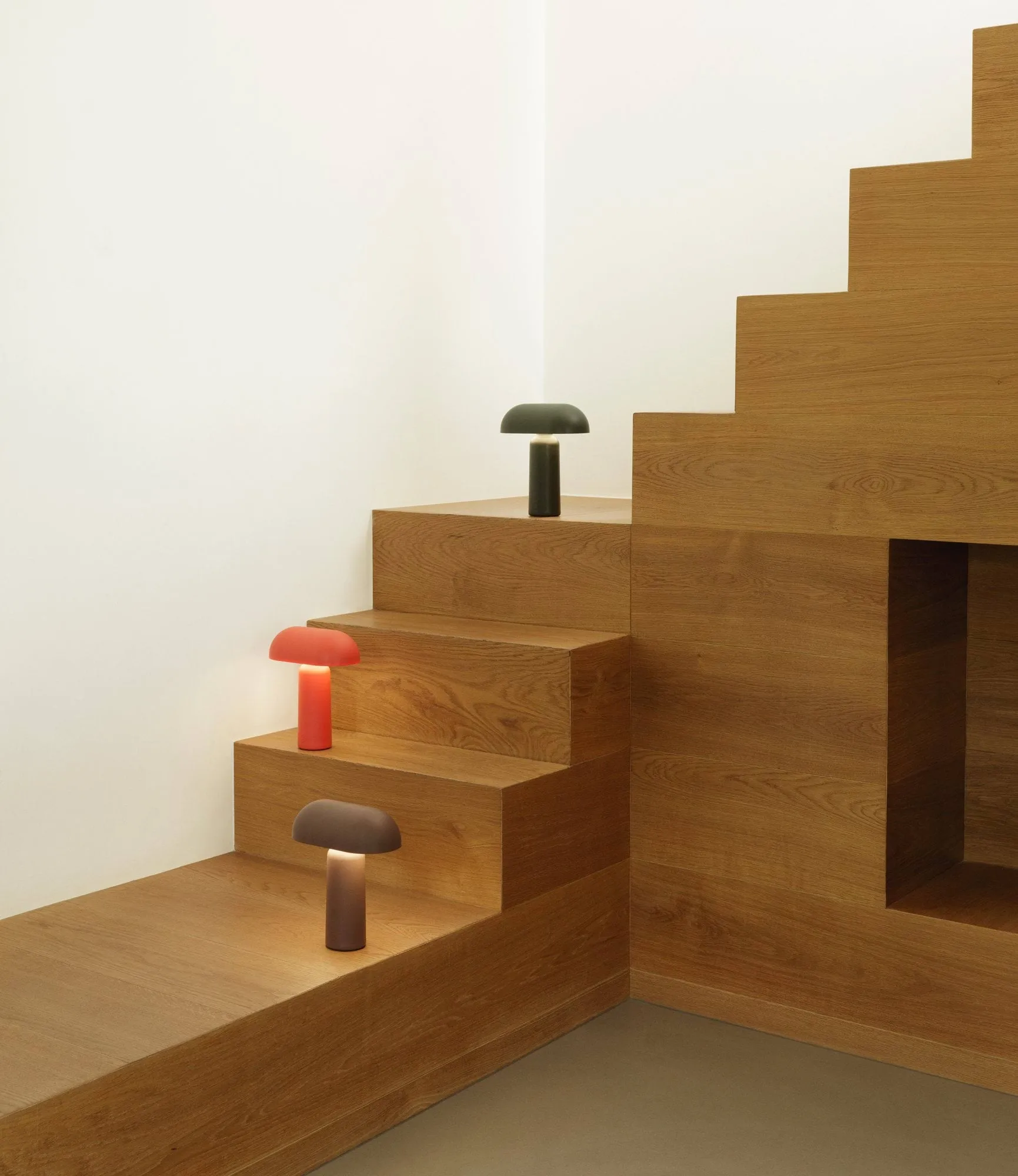 Porta bordslampa, Bright red Normann Copenhagen