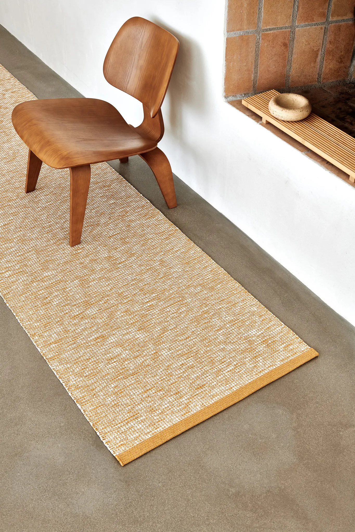 Emm Metallic matta, Black-linen, 70x300 cm Pappelina