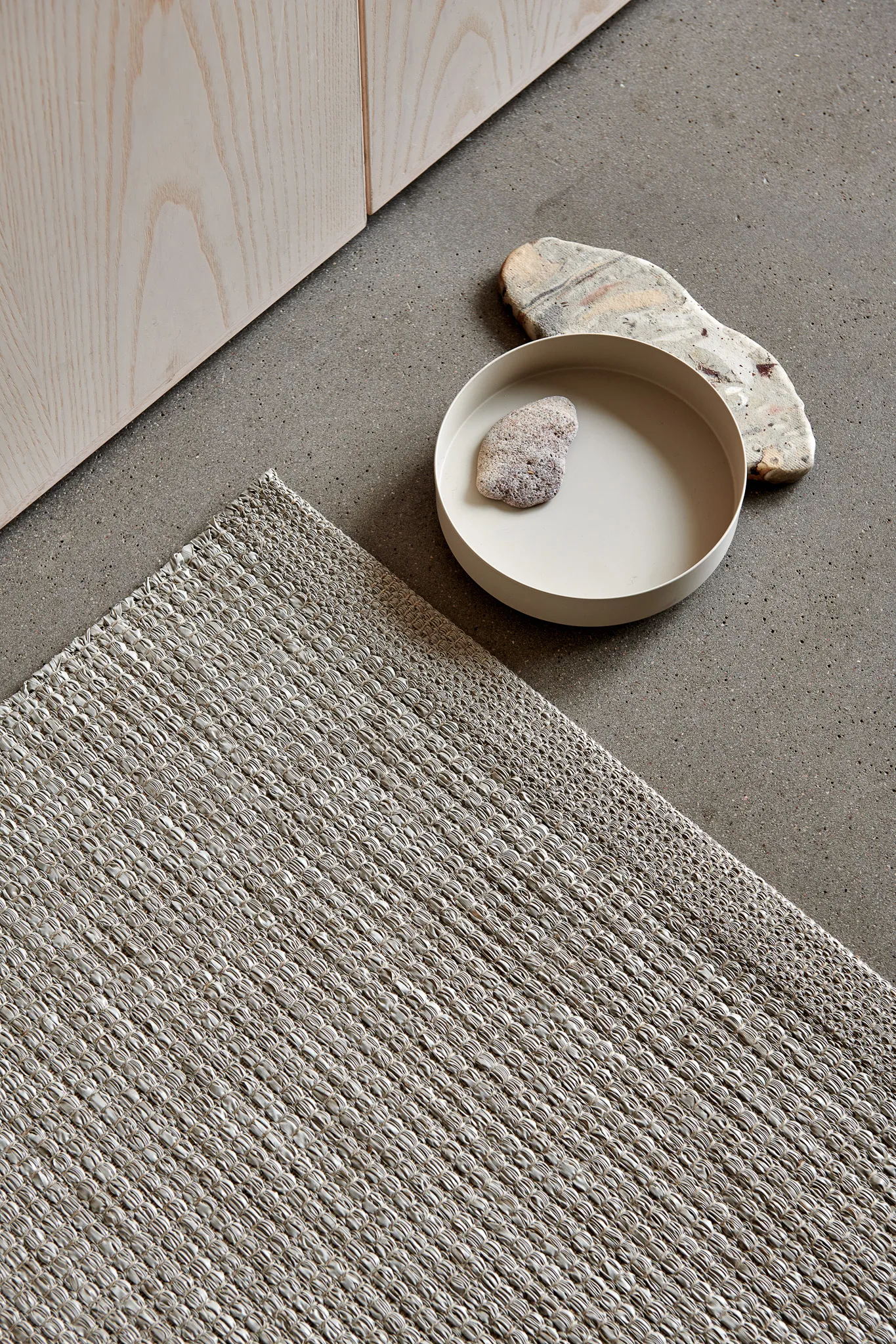 Emm Metallic matta, Fossil grey-stone, 70x180 cm Pappelina