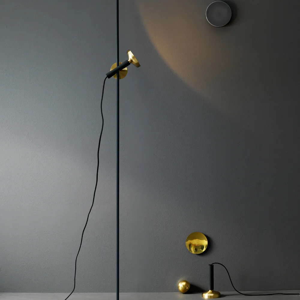 Blend 150 golvlampa, svart/mässing Pholc