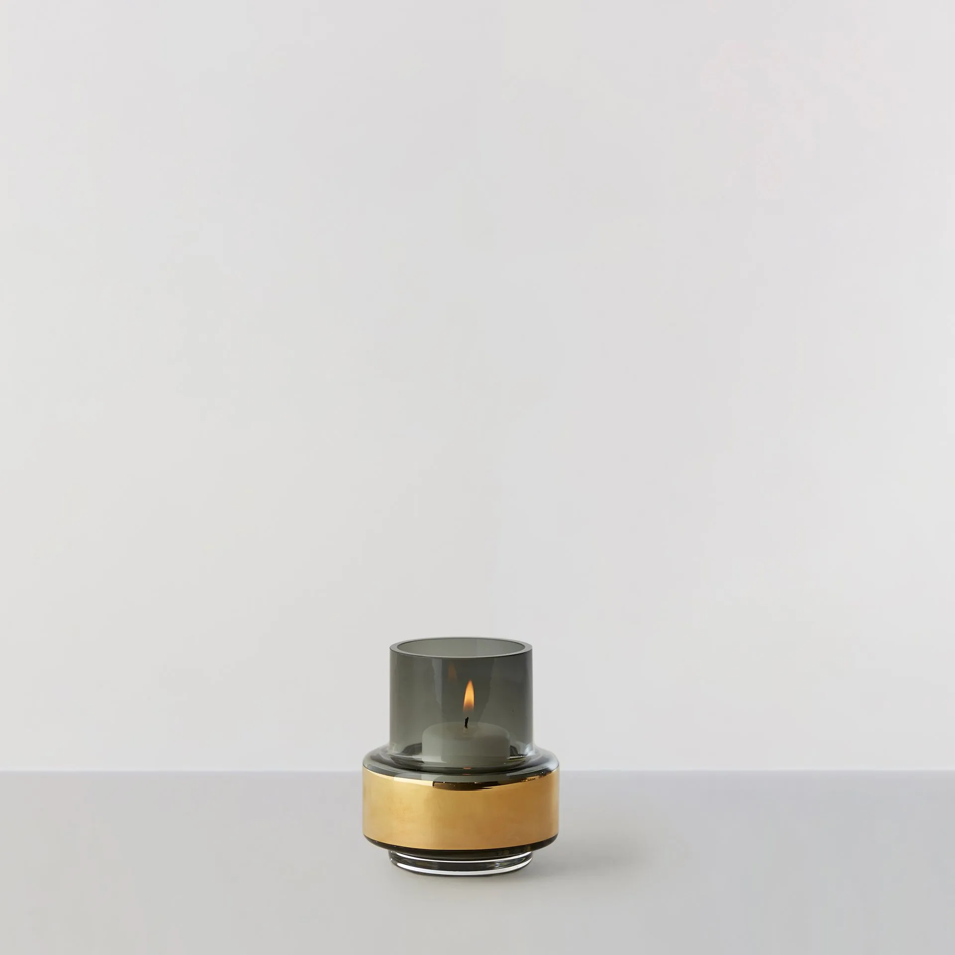 Hurricane smoked tealight no. 25, Guld Ro Collection