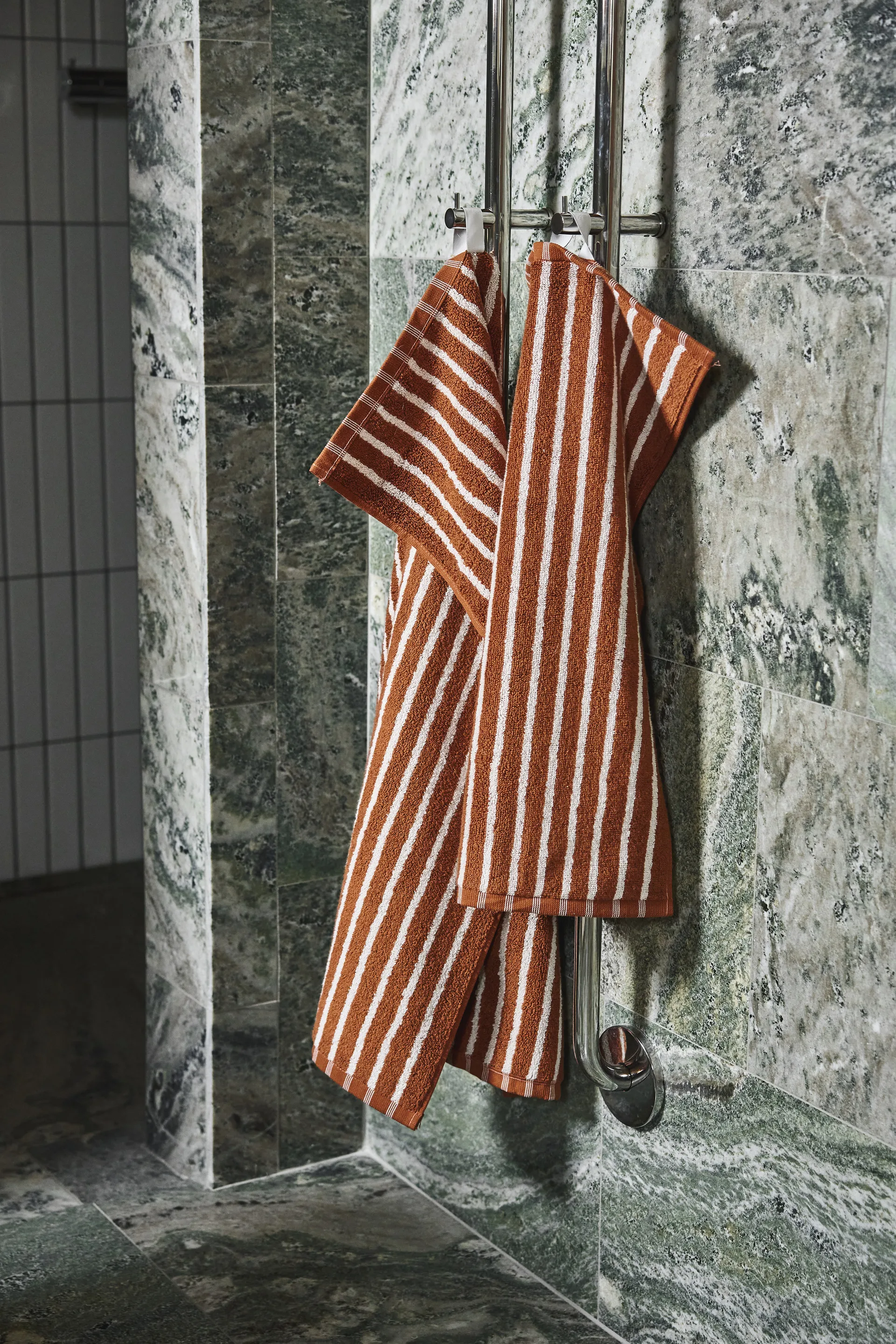 Drift handduk 30x50 cm, Brun-vit Scandi Living