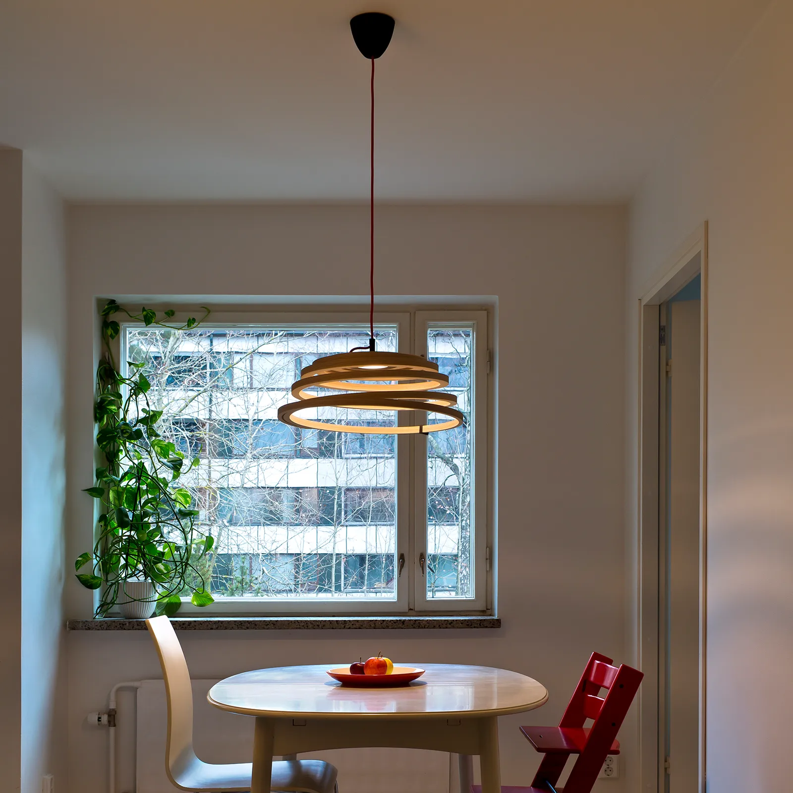 Aspiro 8000 taklampa röd sladd, Natural birch Secto Design