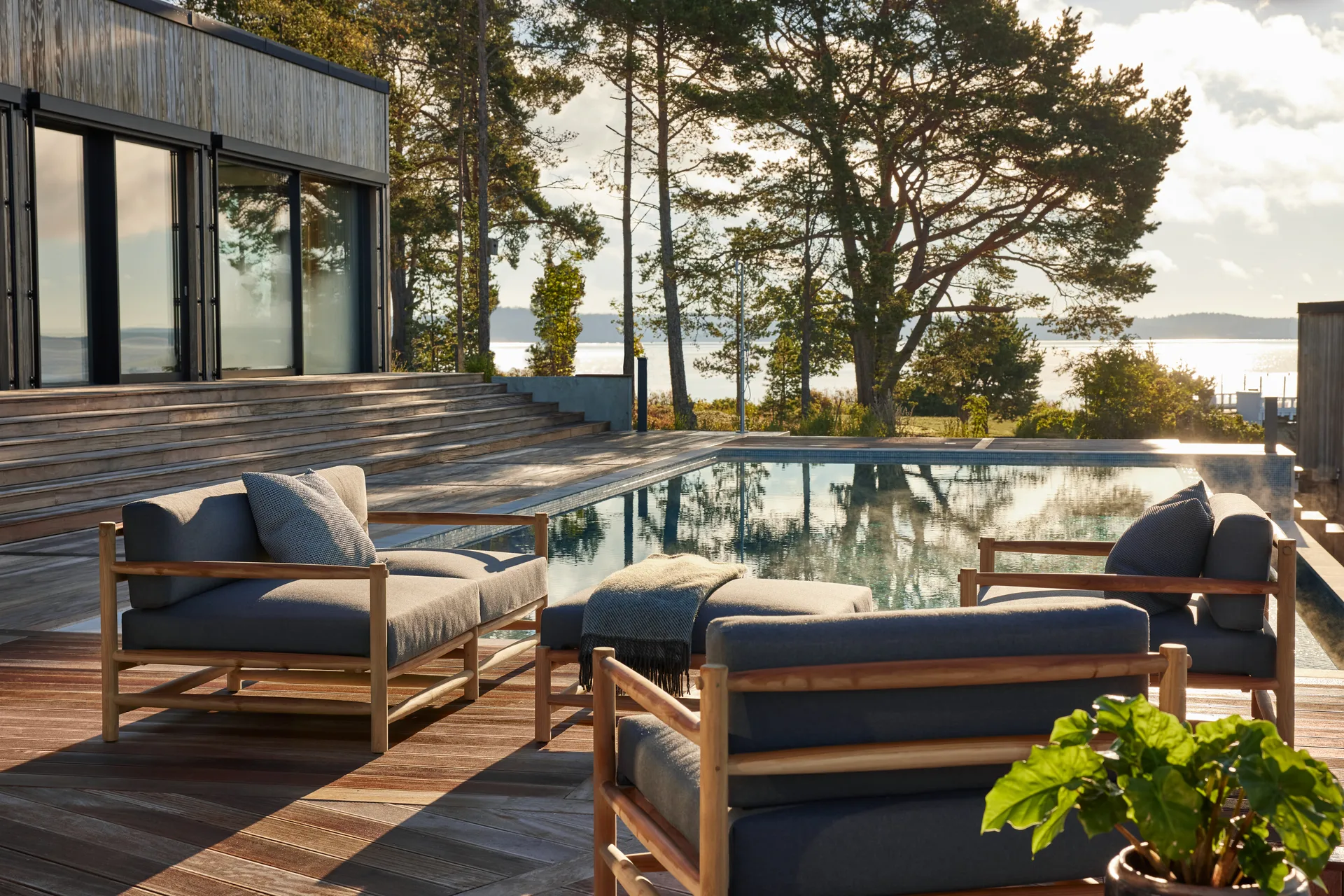 Saltholm loungefåtölj teak-gråbrun dyna Skargaarden