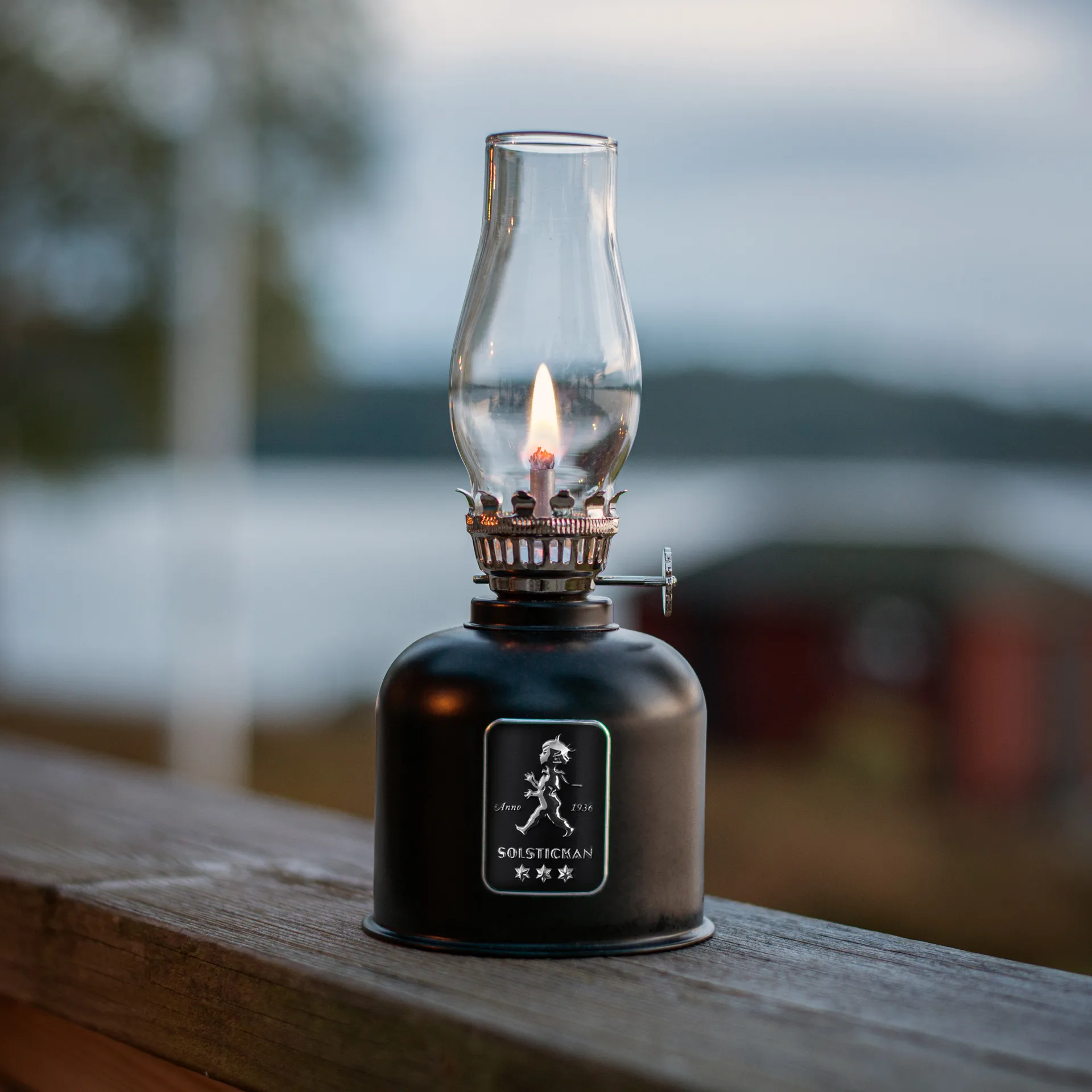 Solstickan fotogenlampa, Svart Solstickan Design