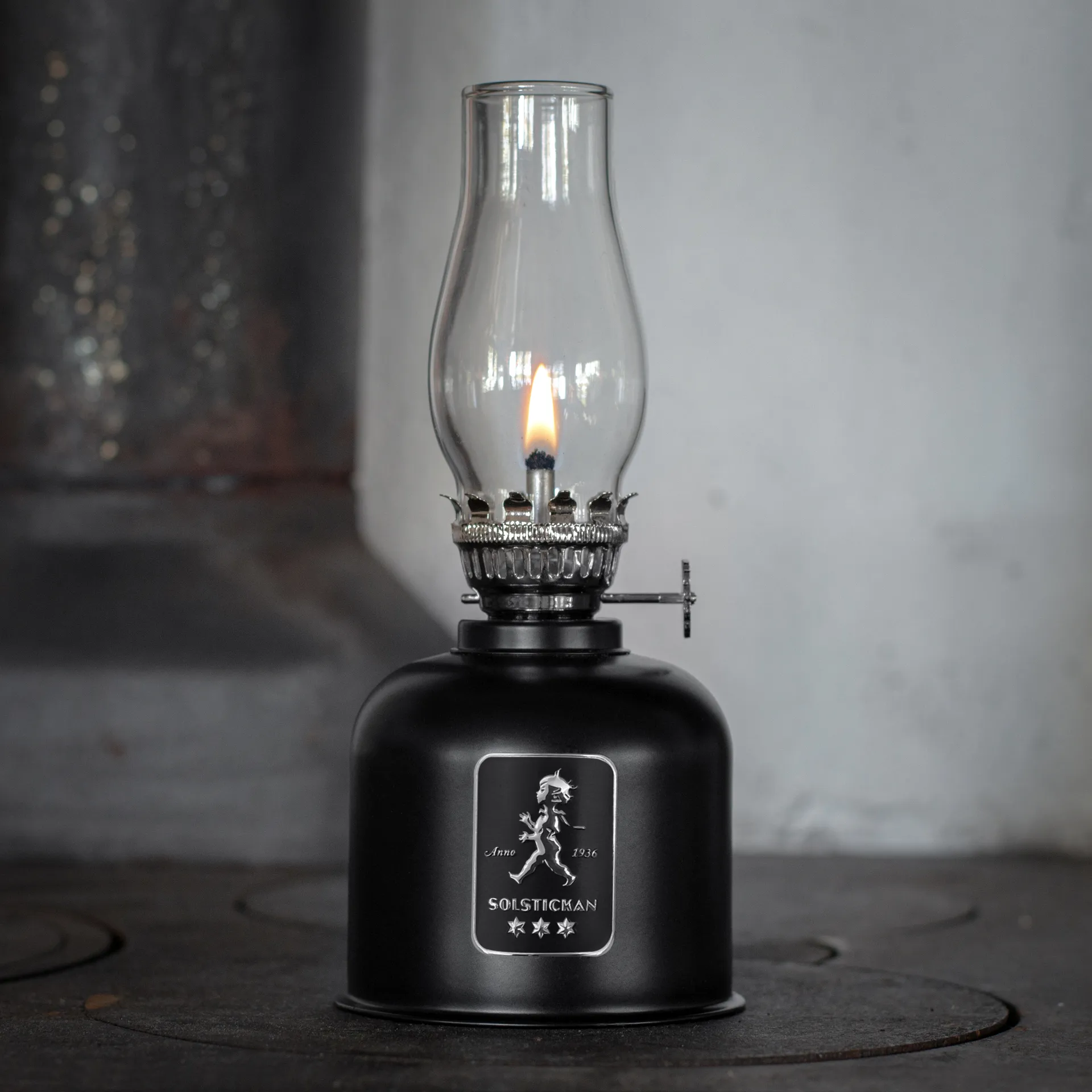 Solstickan fotogenlampa, Svart Solstickan Design