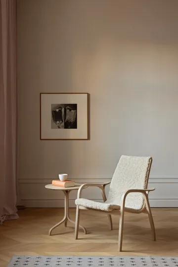 Laminett fåtölj vitpigmenterad ek/fårskinn - Scandinavian Grey (grå) - Swedese