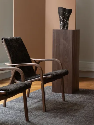 Laminett fåtölj vitpigmenterad ek/fårskinn - Scandinavian Grey (grå) - Swedese