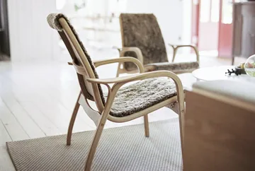 Laminett fåtölj vitpigmenterad ek/fårskinn - Scandinavian Grey (grå) - Swedese