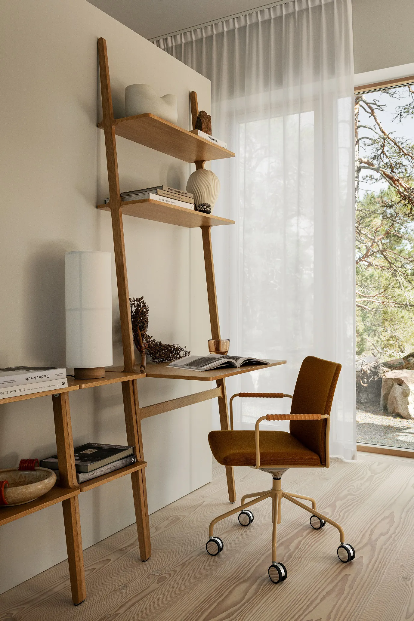 Libri skrivbord, Ek lackad Swedese