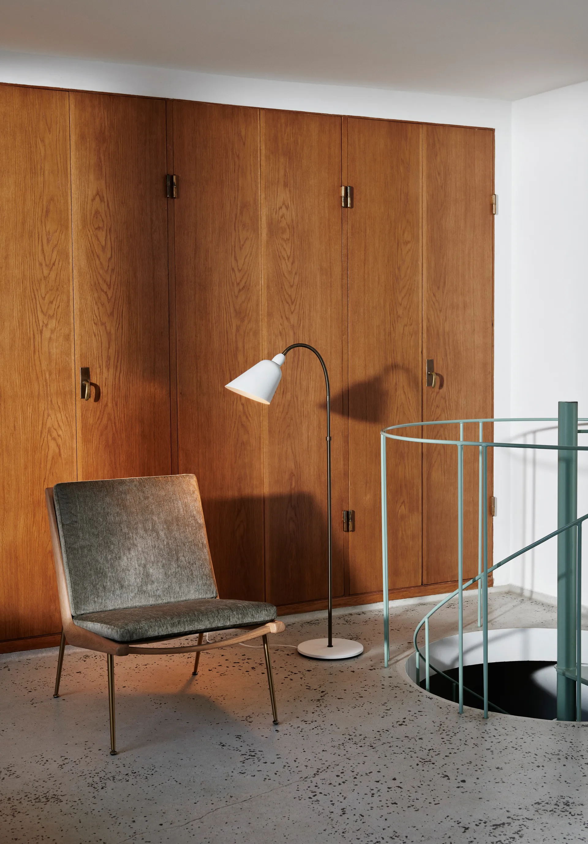 Bellevue AJ7 golvlampa Anniversary Edition, White-bronzed brass &Tradition