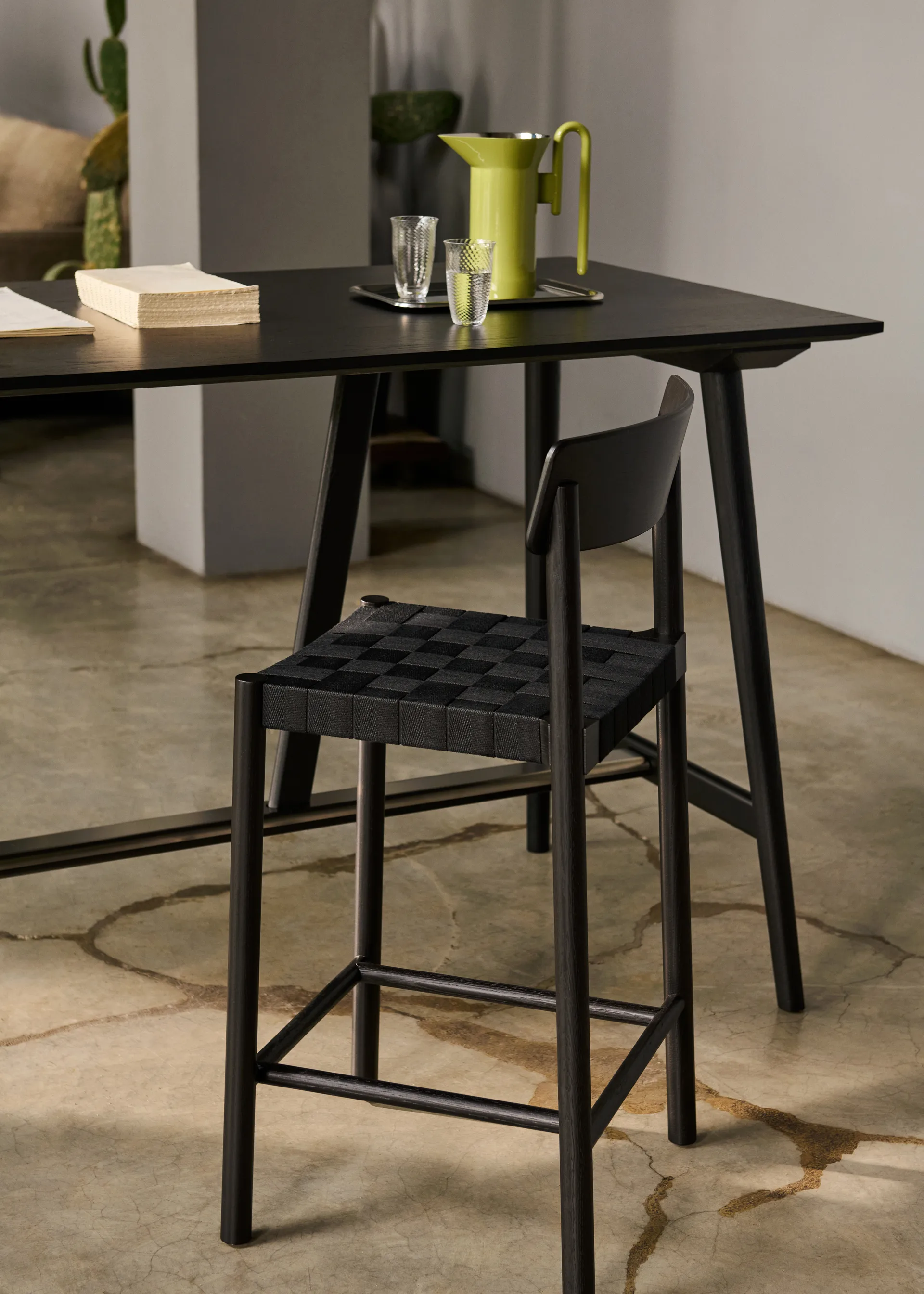 Betty TK15 Bar Chair barstol 75 cm, Svartlackad ask-svart lin &Tradition