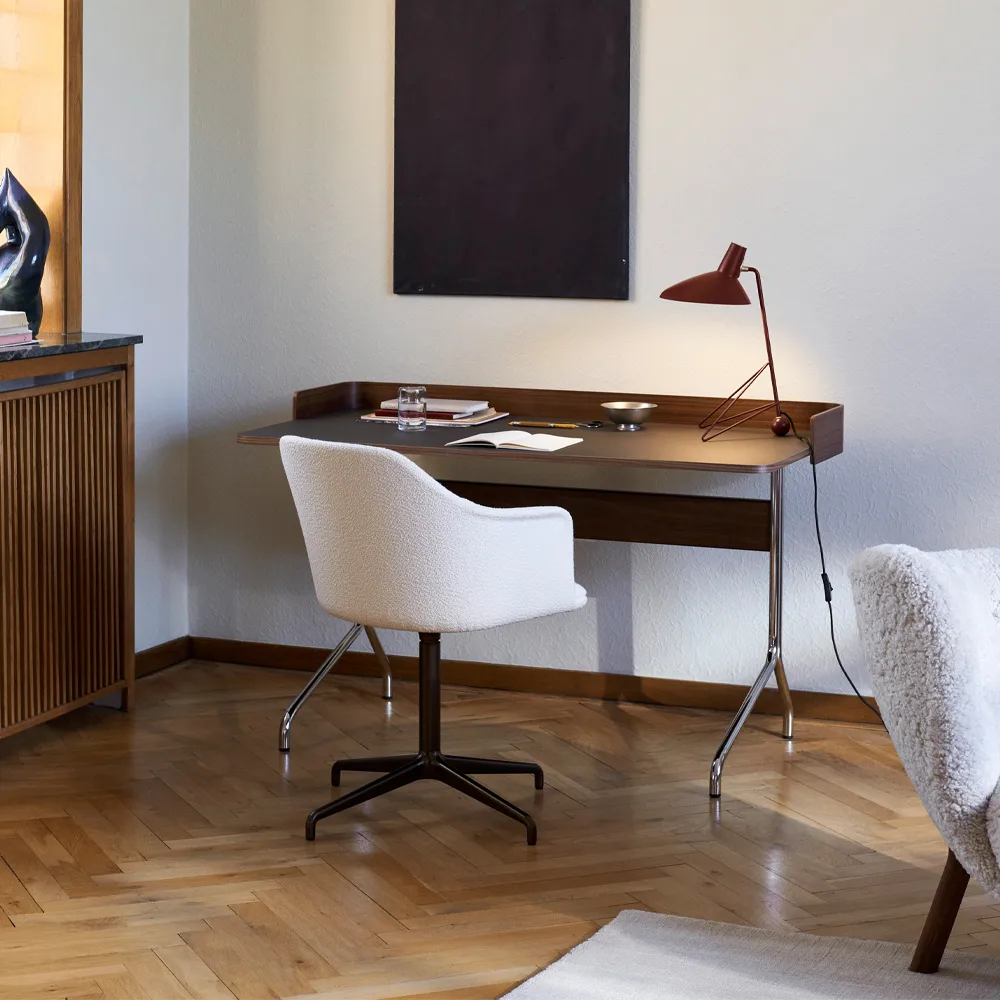 Pavilion AV17 skrivbord, mushroom linoleum, lackad ek, kromben &Tradition