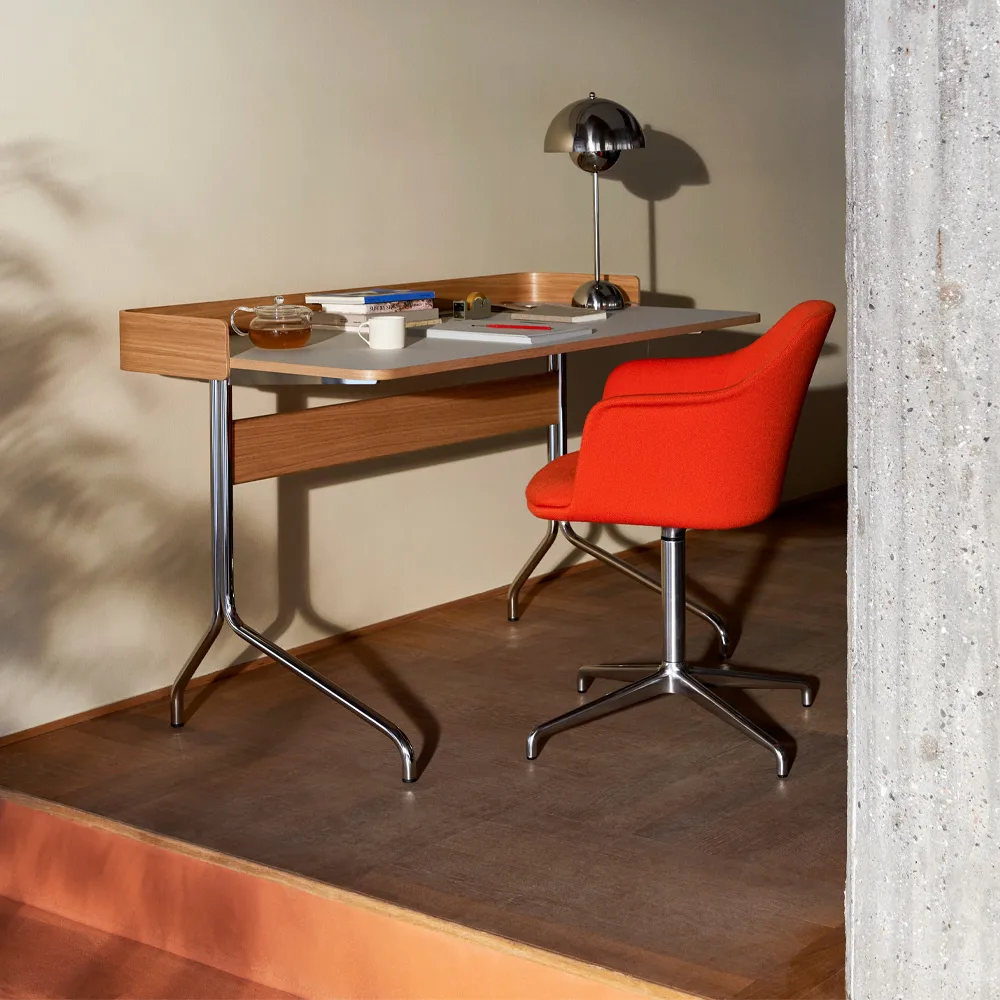 Pavilion AV17 skrivbord, mushroom linoleum, lackad ek, kromben &Tradition
