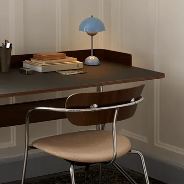 Pavilion AV17 skrivbord - mushroom linoleum, lackad ek, kromben - &Tradition