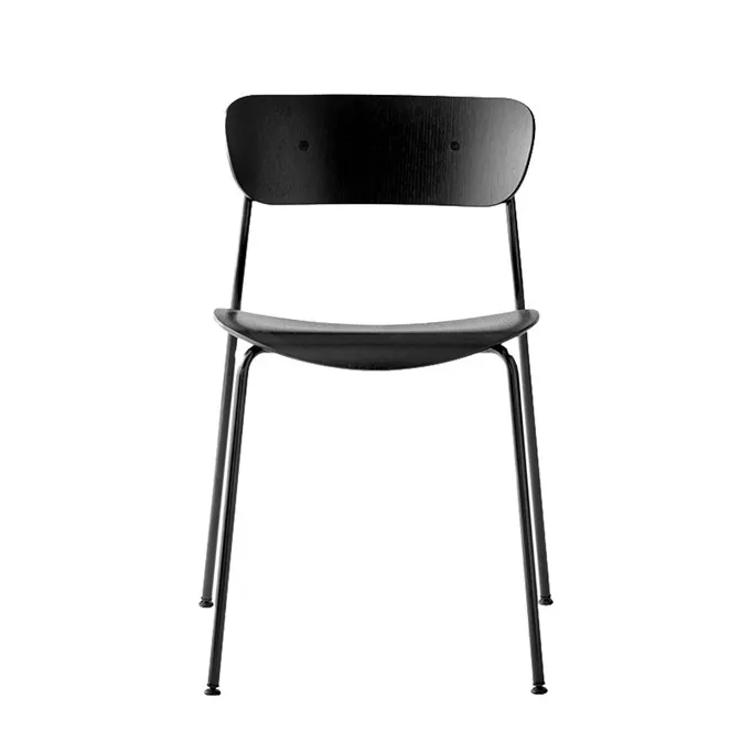 Pavilion stol AV1, svartlackerad ek &Tradition