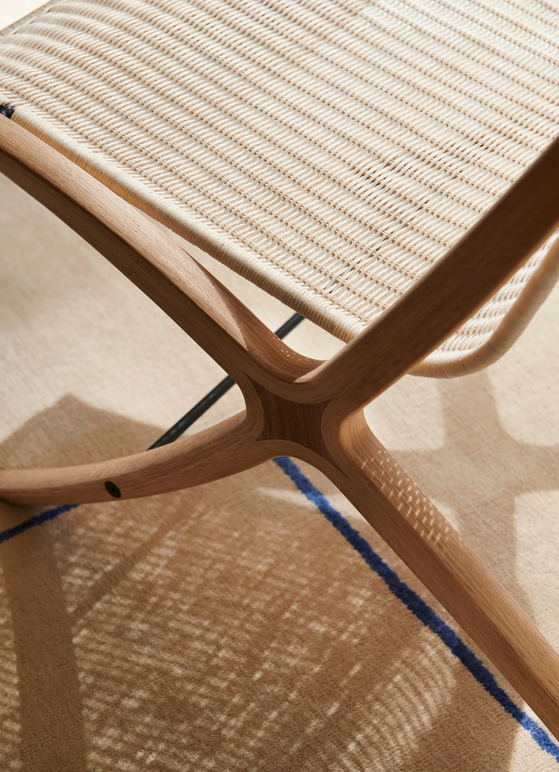 X loungefåtölj HM10, Walnut &Tradition