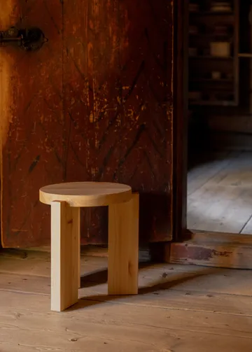 001 Stool pall - Matt oljevaxad furu, Ø40x44 cm - Vaarnii
