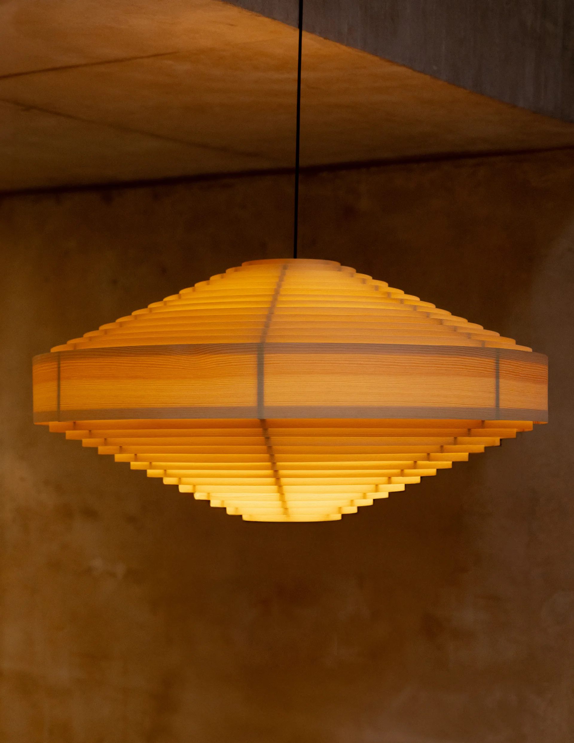 1003 Hans Pendant pendel, Matt oljevaxad furu, XL Ø90 cm Vaarnii