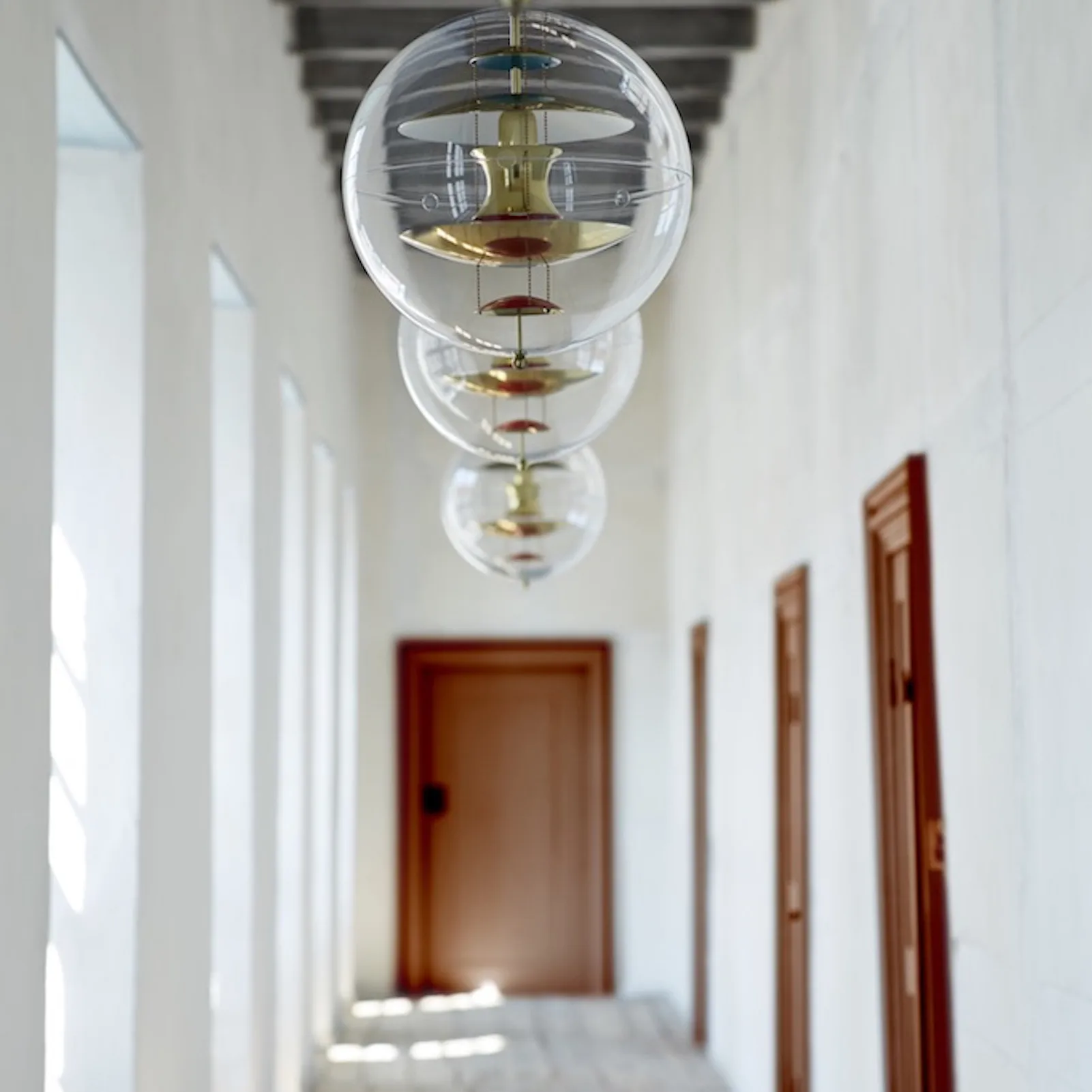 VP Globe Brass taklampa, Ø40 cm Verpan
