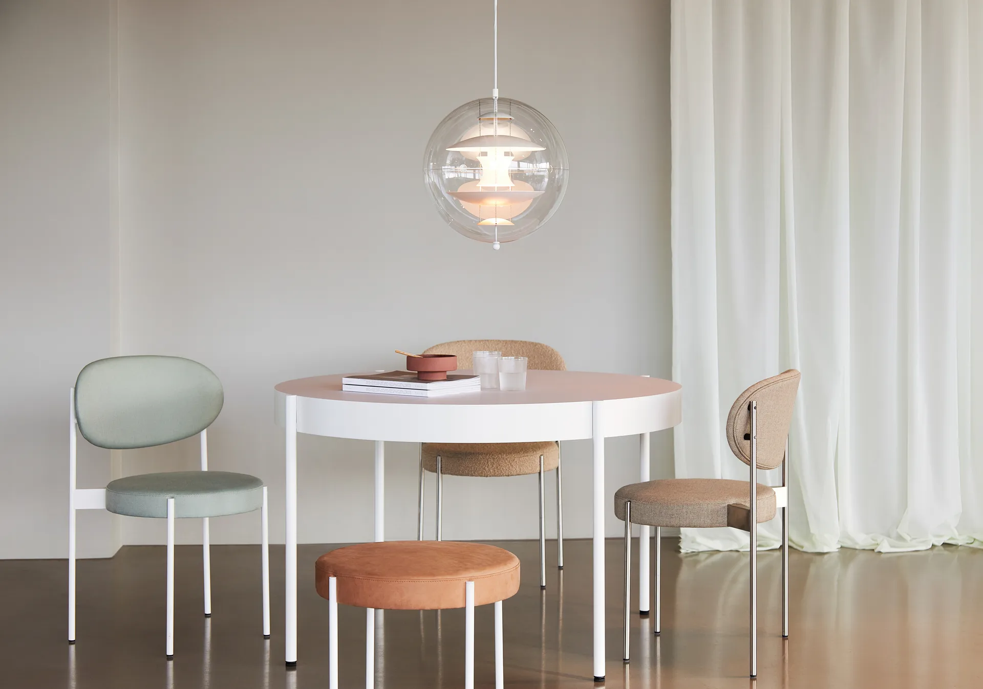 VP Globe Warm Peach taklampa, Ø40 cm Verpan