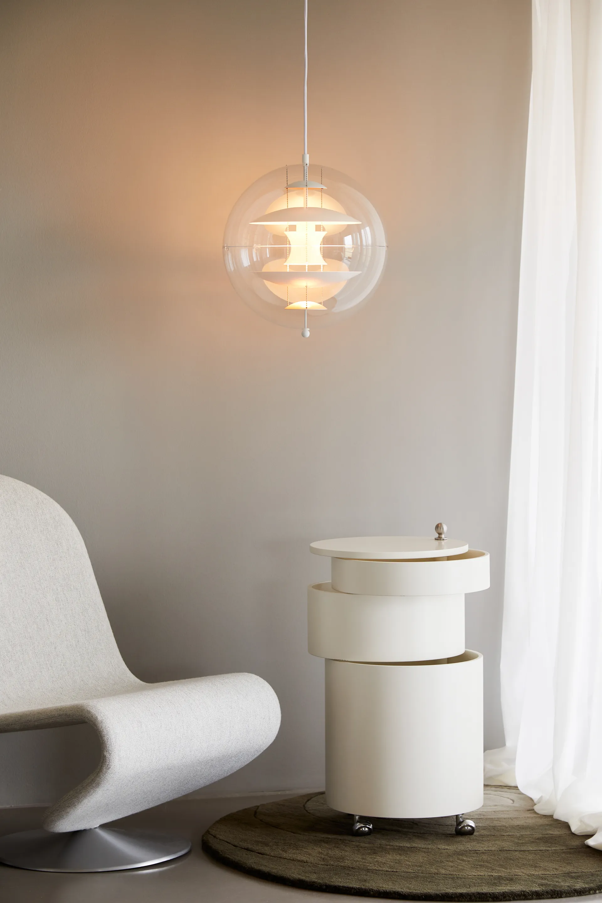 VP Globe Warm Peach taklampa, Ø40 cm Verpan