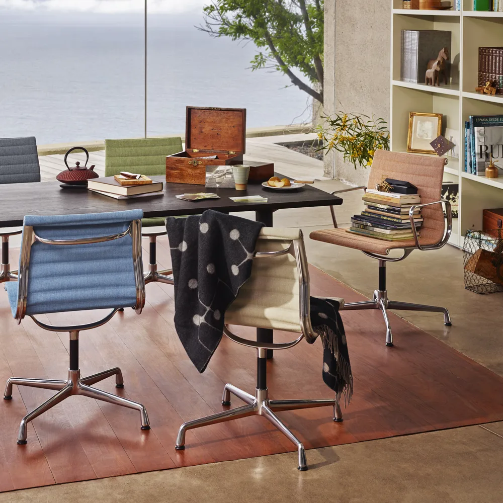 EA 104 karmstol, Hopsak 74 blue/ivory-polerad aluminium Vitra