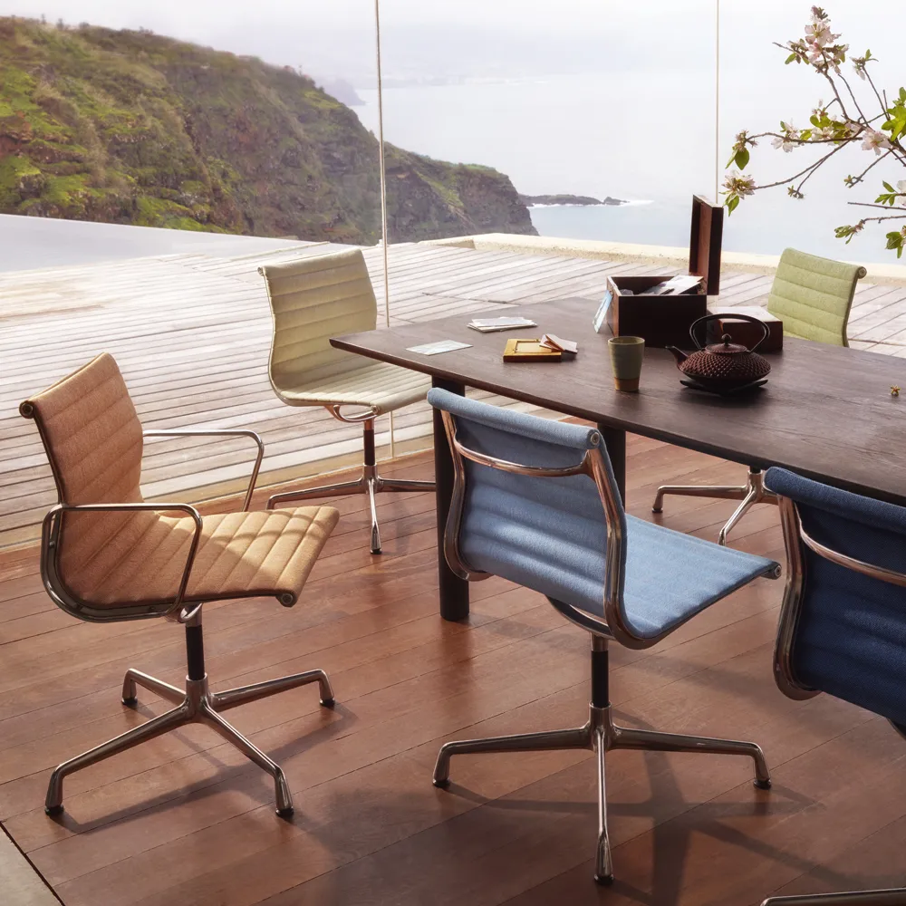 EA 104 karmstol, Läder nero-polerad aluminium Vitra