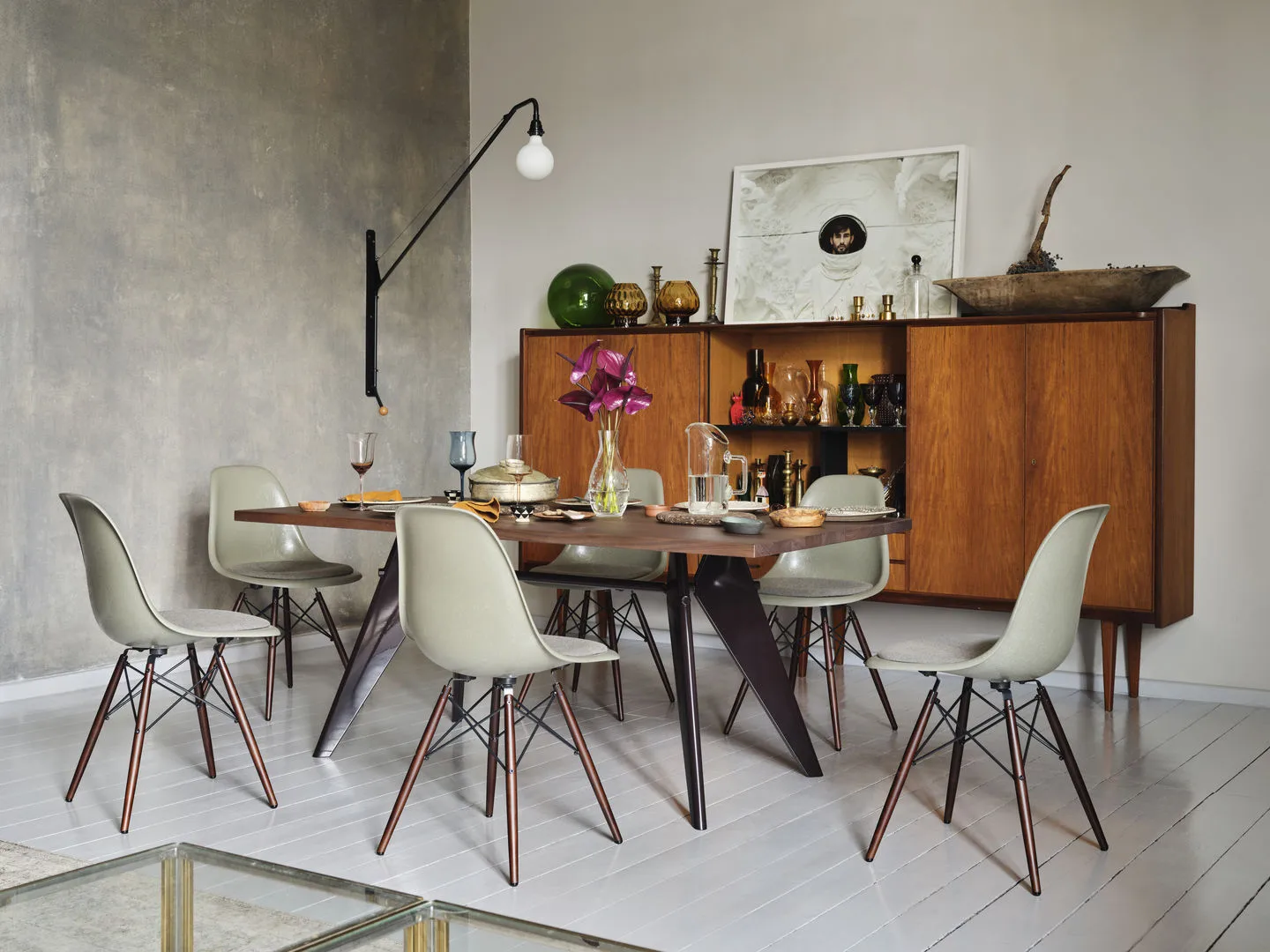 Eames Fiberglass Chairs DSW stol, parchment, brunbetsade lönnben Vitra