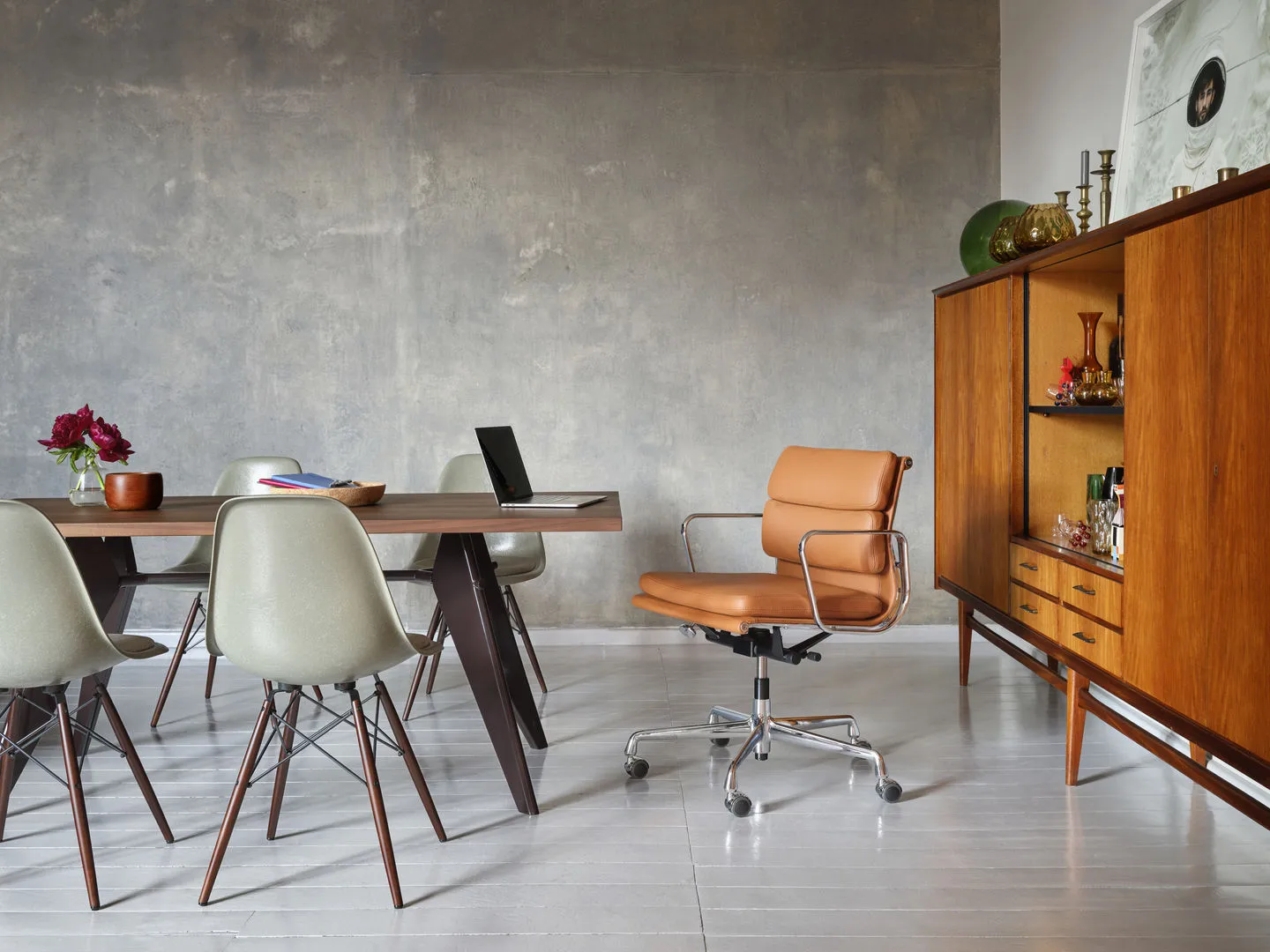 Eames Fiberglass Chairs DSW stol, Sea foam green-black maple Vitra