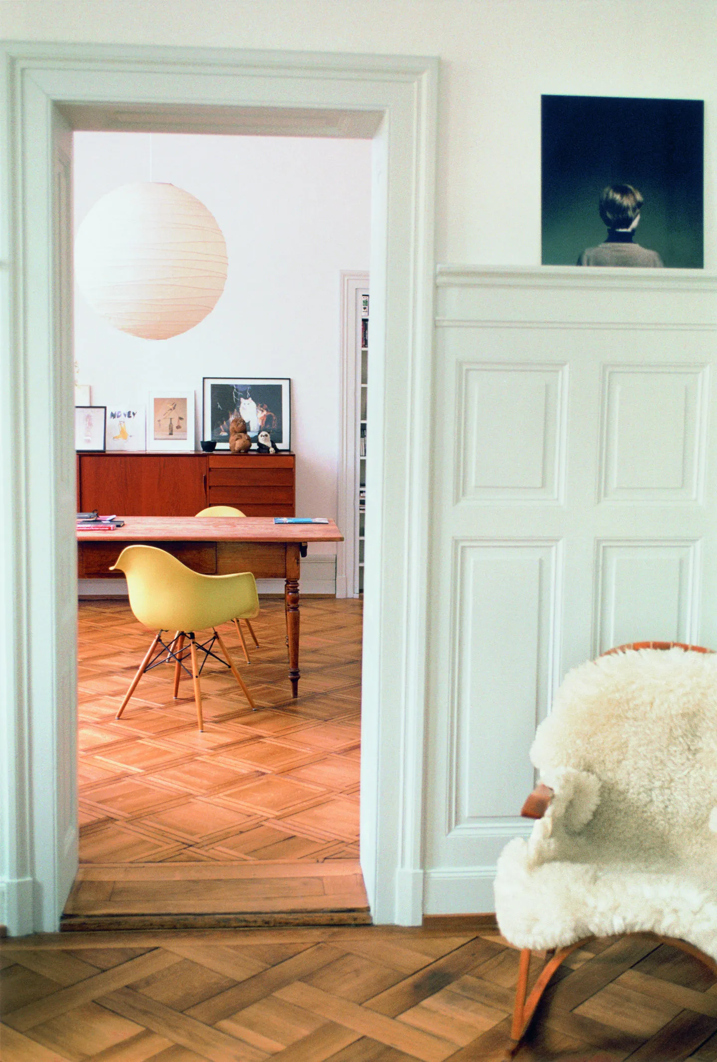 Eames plastic armchair DAW stol lönnben, White Vitra
