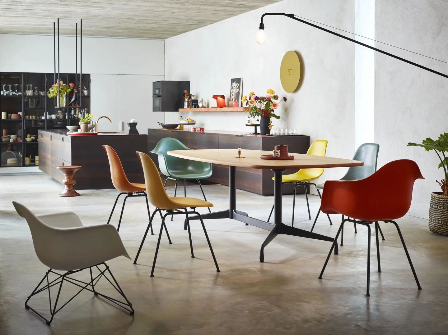 Eames plastic armchair LAR fåtölj, Mustard-Black Vitra
