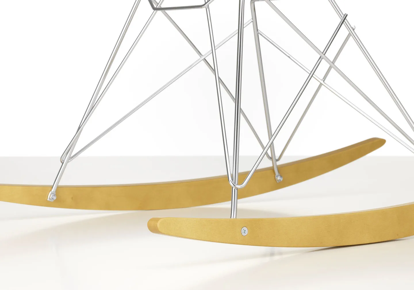 Eames Plastic Armchair RE RAR gungstol, 12 deep black-chrome-golden maple Vitra