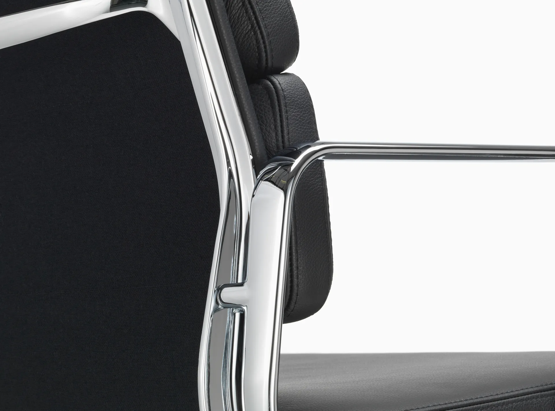 Soft Pad Chair EA 208 classic height polerat krom, Läder L50 Nero (filttassar) Vitra