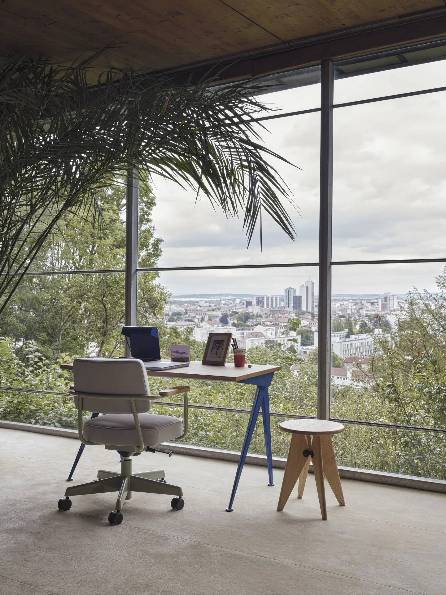 Tabouret Bois pall, Oljad ek Vitra