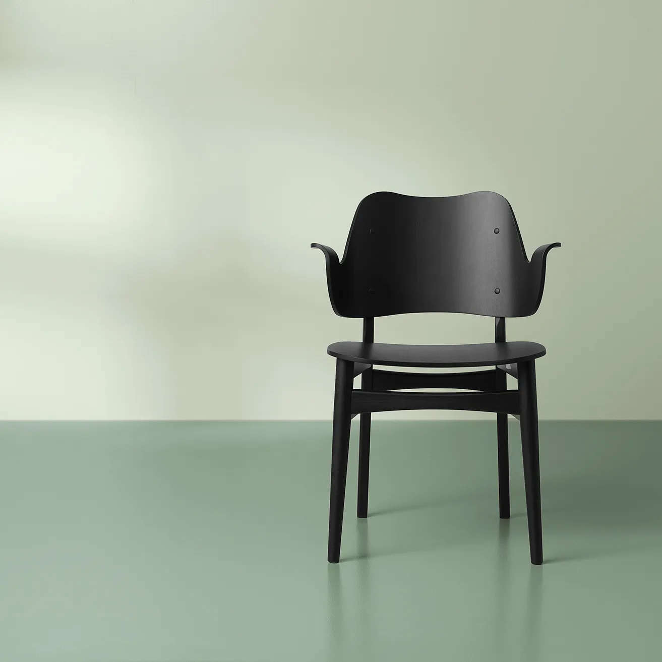 Gesture stol, Svartlackerad bok Warm Nordic