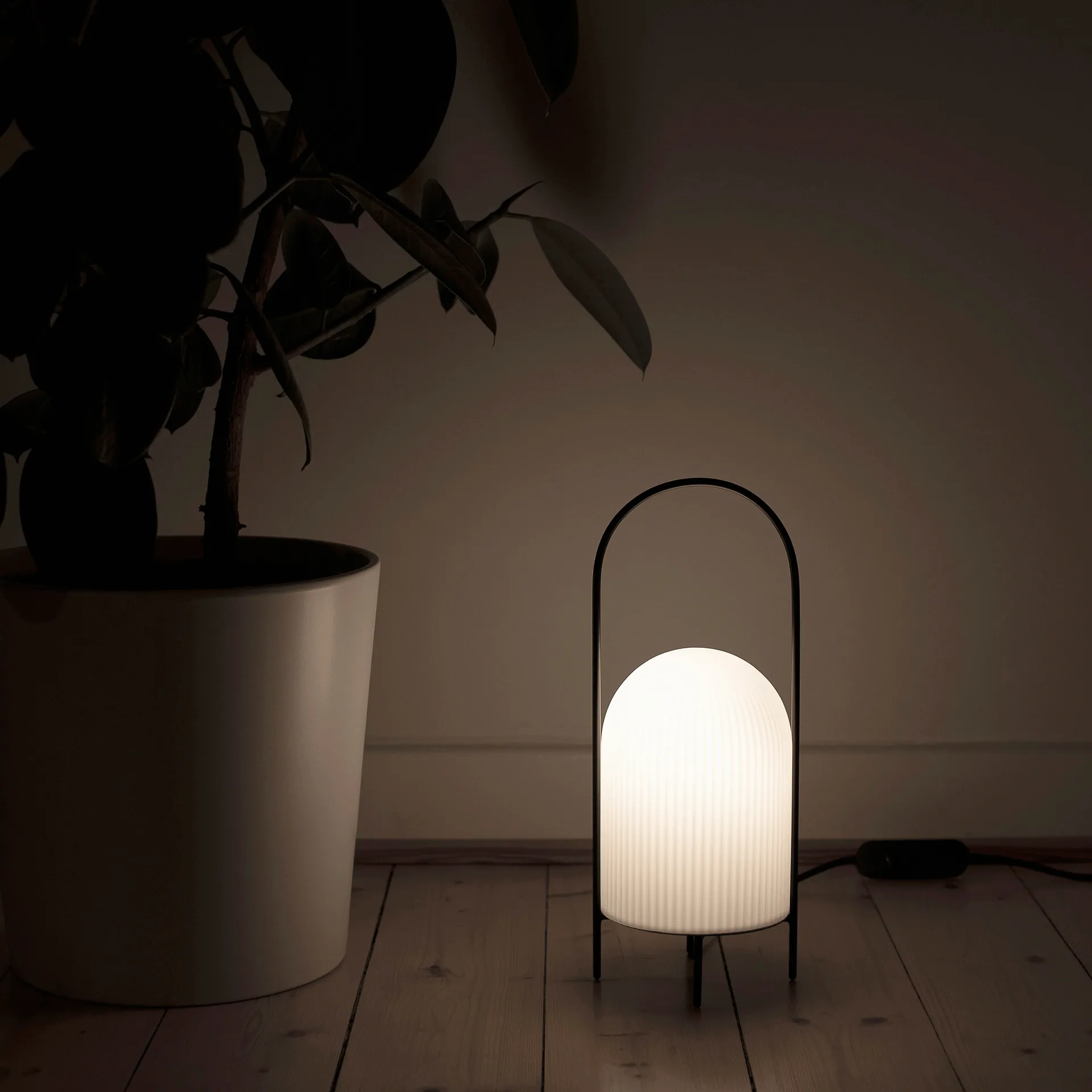 Ghost bordslampa, Svart-vitt opalglas Woud