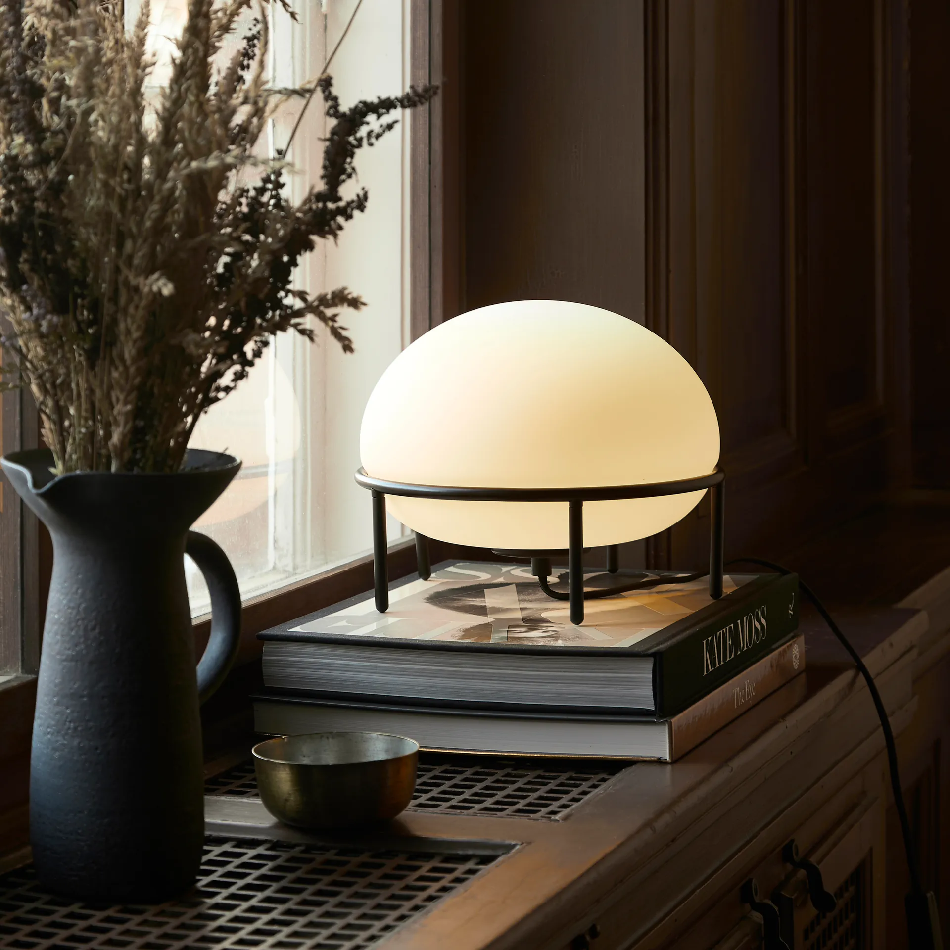 Pump bordslampa, svart, opal Woud