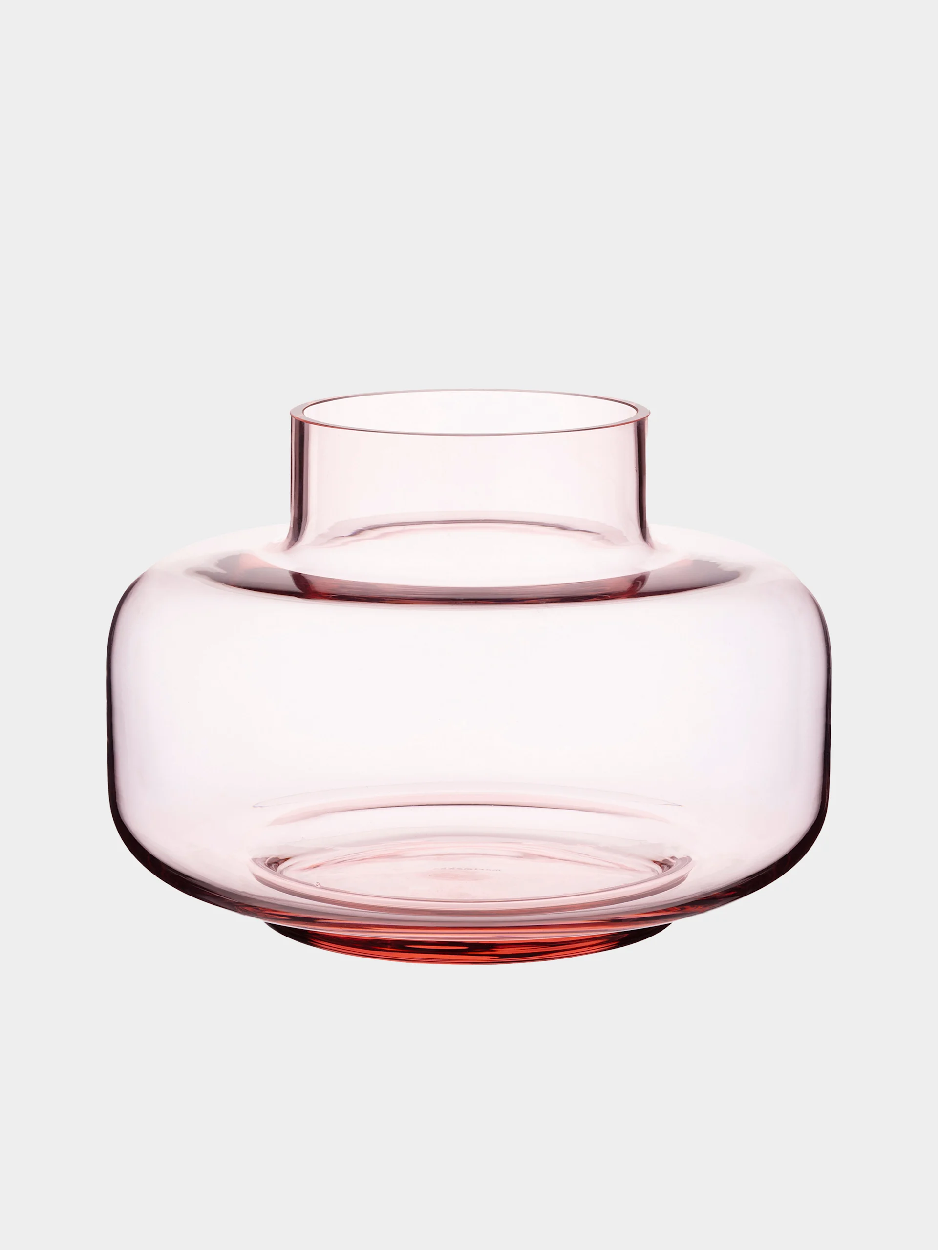 Rosa glasvas med bred, rundad kropp och smalare hals.