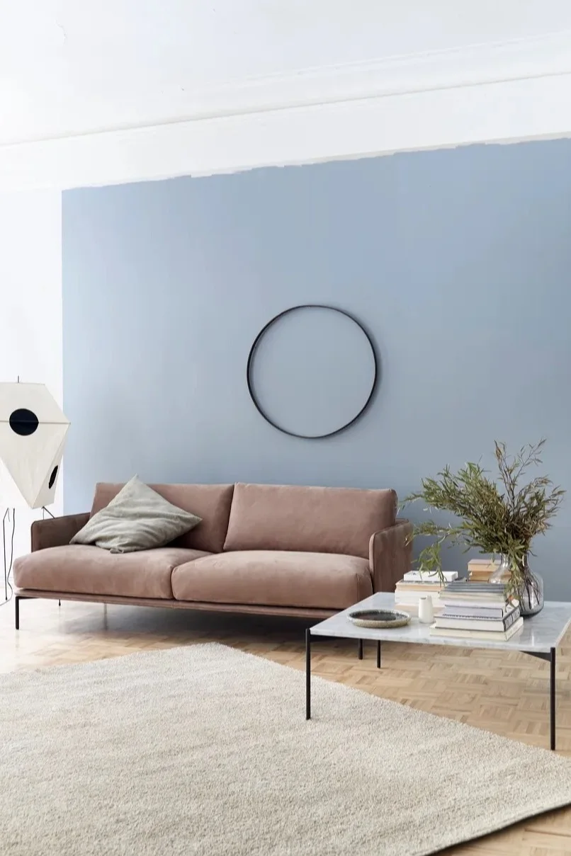 Baron soffa från Adea är formgiven av Mats Broberg och Johan Ridderstråhle. En stilren soffa med stram design där komforten och kvaliteten är hög.